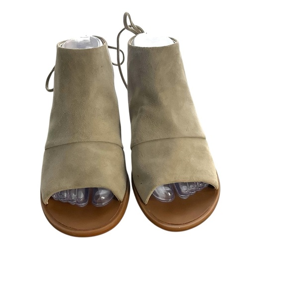 Kenneth Cole New York Tan Sandals with Modern Cut-Out Design - Picture 3 of 10